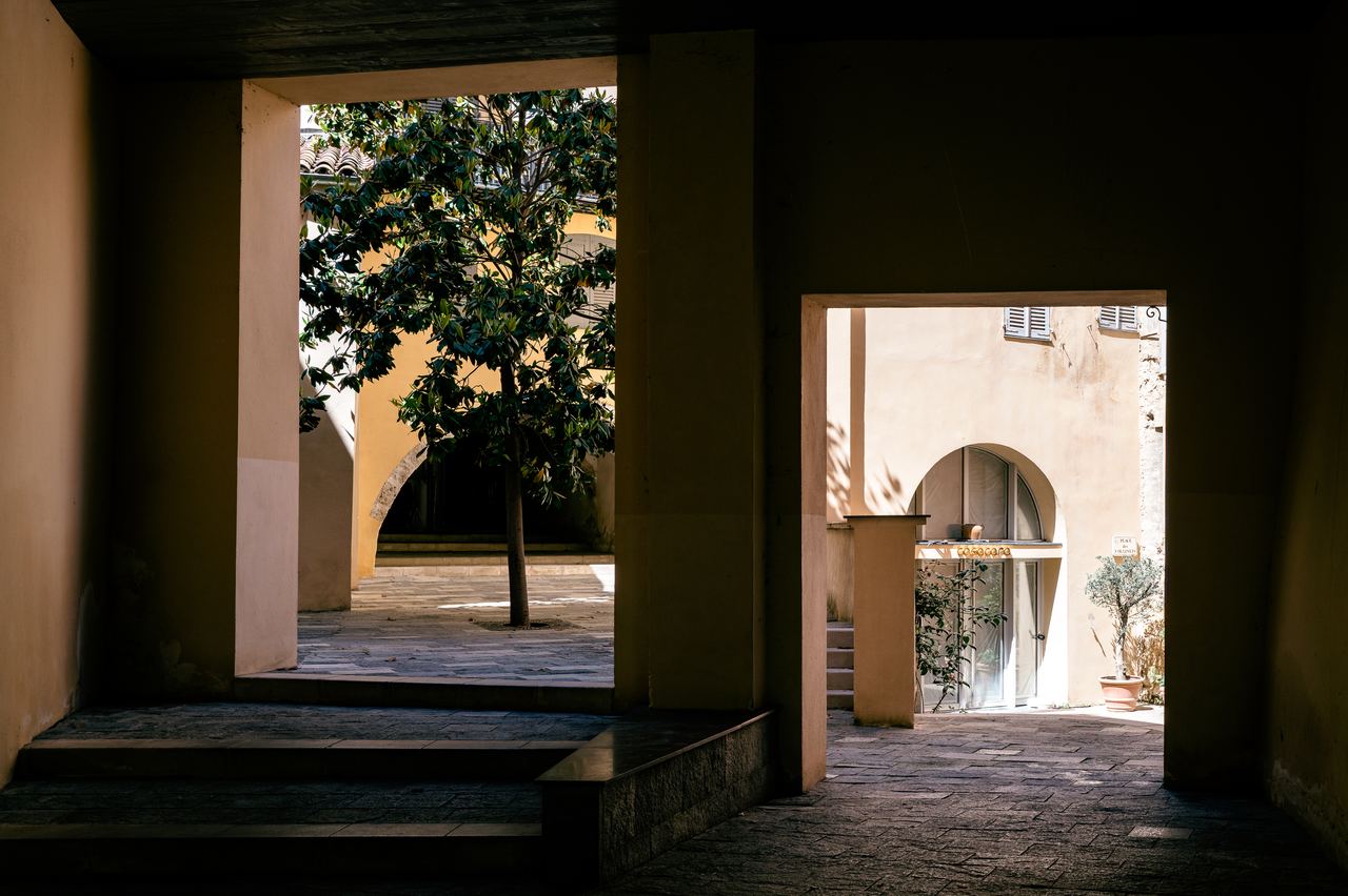 Durchgang, Grasse